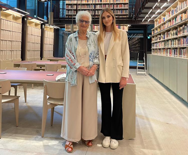Chiara Ferragni ha visitato il Memoriale della Shoah di Milano con Liliana Segre