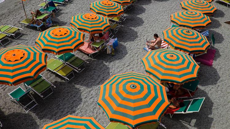 Estate, ecco i dati sui rincari delle spiagge per ombrelloni e lettini