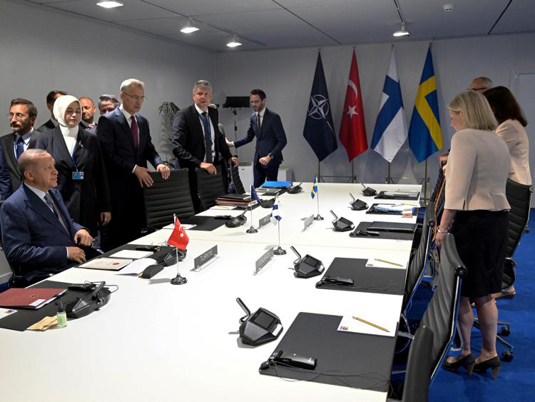 Nato, accordo storico: entrano nell’alleanza atlantica Svezia e Finlandia