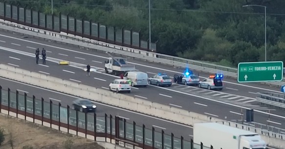 Milano: è stato arrestato l’autista del tir che ha travolto e ucciso due persone sulla Tangenziale esterna