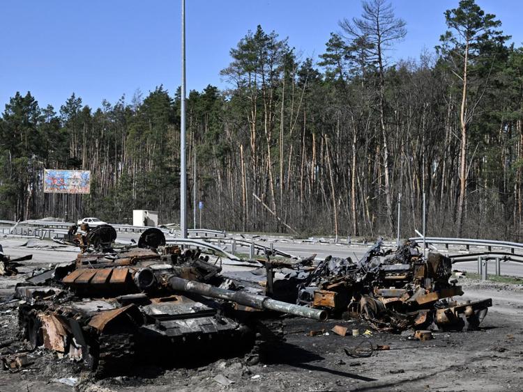 Guerra in Ucraina, le perdite russe: 35.250 soldati, 1.567 carri armati, 3.704 mezzi corazzati, 778 sistemi d’artiglieria, 217 aerei, 185 elicotteri e 14 navi