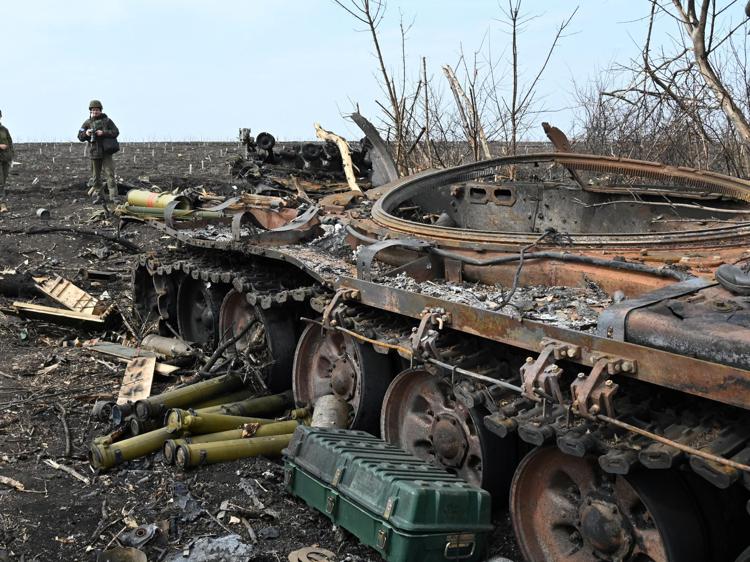 Guerra in Ucraina, le perdite russe: 35.450 soldati, 1.572 carri armati, 3.720 mezzi corazzati, 217 aerei, 185 elicotteri e 14 navi