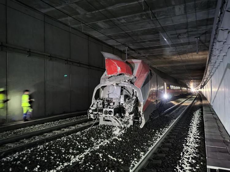 Incidente alle porte di Roma per un treno della linea dell’alta velocità Torino-Napoli: la locomotiva di coda è uscita dai binari