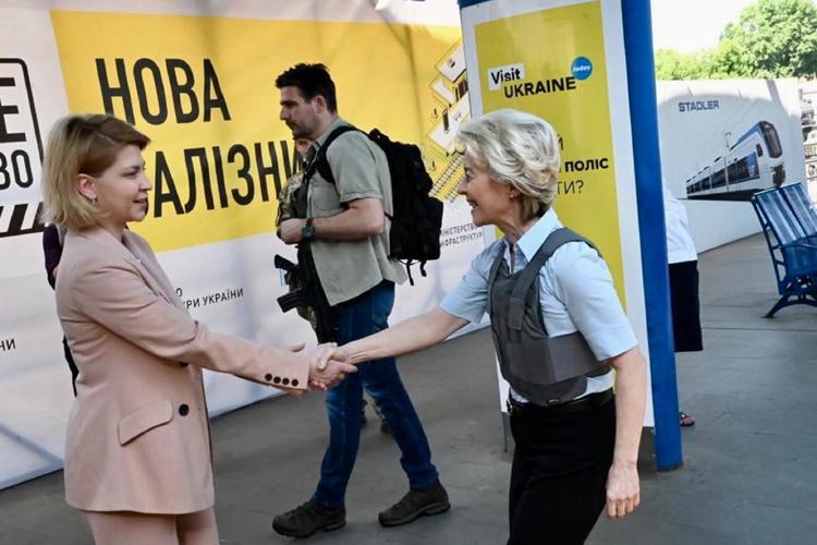 Ucraina, nuova visita di Ursula von der Leyen a Kiev: “E’ bello essere di nuovo qui”