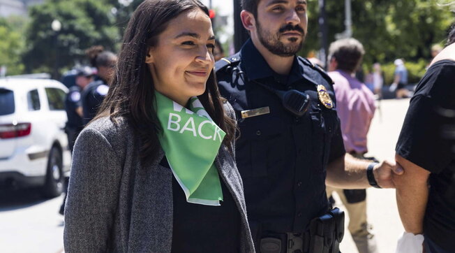 Usa, 17 parlamentari tra cui la democratica Alexandria Ocasio-Cortez sono stati arrestati e poi rilasciati a un corteo pro-aborto a Washington