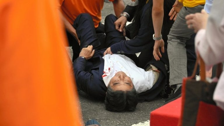 Giappone, omicidio di Shinzo Abe, per il capo della polizia “Ci sono state notevoli falle nella protezione dell’ex premier”