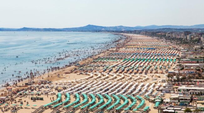 Riviera romagnola: i recenti divieti di balneazione non fermano i vacanzieri