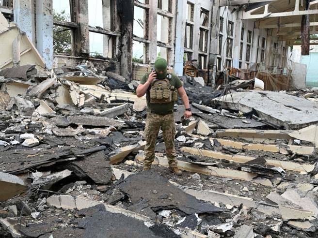 Guerra in Ucraina, bombe a grappolo russe su Sloviansk: almeno quattro morti e 7 feriti