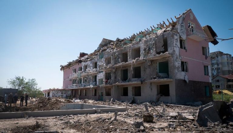 Guerra in Ucraina, parla il governatore di Donetsk: “Invito 350mila residenti a lasciare la Regione”