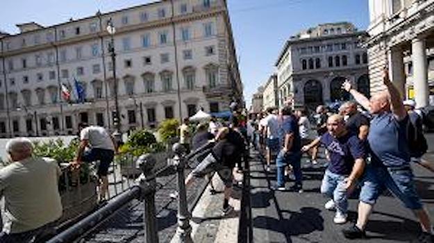 Roma, i tassisti in sciopero: tentativo di “assaltare” Palazzo Chigi: denunciata una persona
