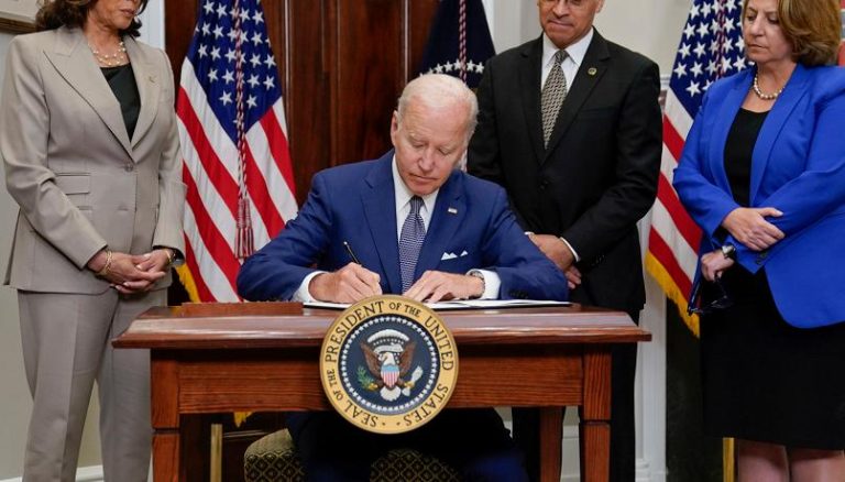 Usa, Il presidente Biden firma un ordine esecutivo che mira a proteggere il diritto all’aborto