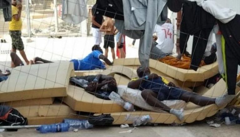 Lampedusa, è caos per sovraffollamento e sporcizia nel Centro accoglienza per gli immigrati