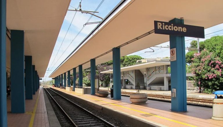 Tragedia alla stazione di Riccione: due ragazze travolte e uccise da un treno Alta Velocità in transito da Pescara verso Milano