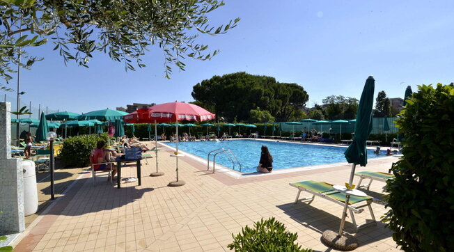 Cuneo, Da circa un mese i carabinieri di Cuneo e la Procura stanno indagando per fare luce su un possibile stupro ai danni di due 15enni avvenuto in una piscina