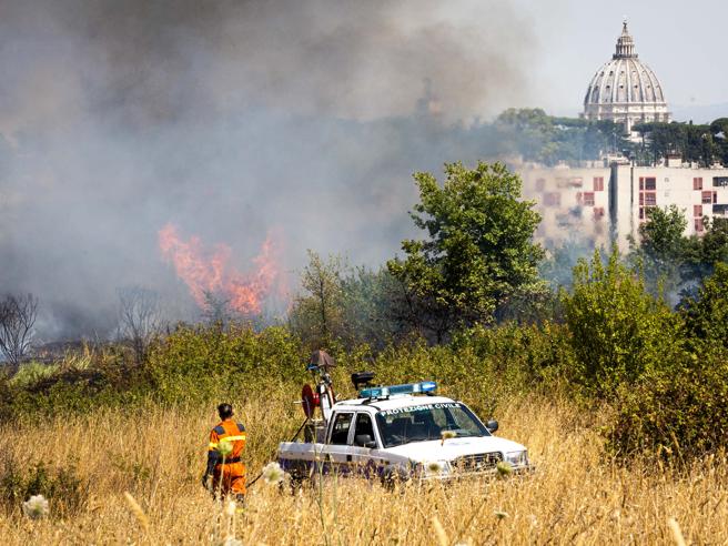 Roma, vasto incendio alla Pineta Sacchetti: evacuato il centro sportivo Vis Aurelia