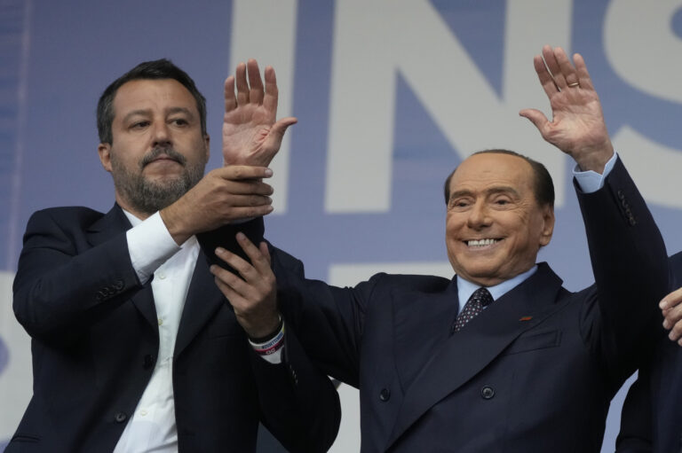 Da sinistra, Matteo Salvini della Lega e Silvio Berlusconi di Forza Italia, partecipano al comizio di chiusura della coalizione di centrodestra a Roma giovedì 22 settembre 2022. Gli italiani voteranno domenica in quelle che vengono definite elezioni cruciali in un continente scosso dalle ripercussioni della guerra in Ucraina. Per la prima volta in Italia dalla fine della Seconda Guerra Mondiale, l'esito del voto potrebbe portare al governo Giorgia Meloni, un leader con un programma di estrema destra. (Foto AP/Gregorio Borgia)