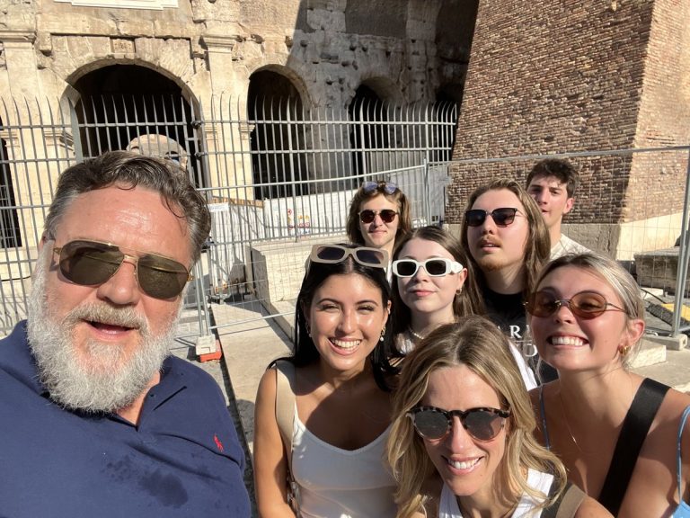 Roma, Russell Crowe al Colosseo: “Ho portato i miei figli a vedere il mio vecchio ufficio”