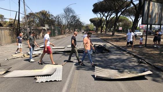 Roma, tensione a Centocelle dopo il rogo: gli autodemolitori bloccano la strada con le lamiere