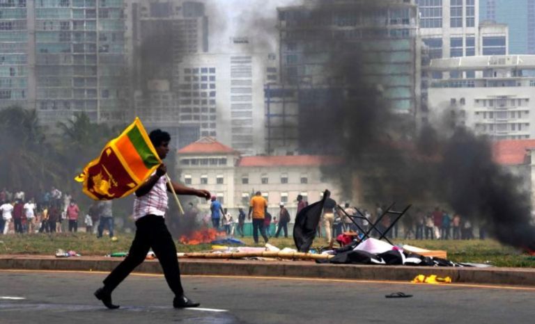 Caos nello Sri Lanka: I manifestanti hanno fatto irruzione nella residenza presidenziale a Colombo