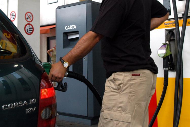 Carburanti, prezzi ancora in calo di benzina e diesel
