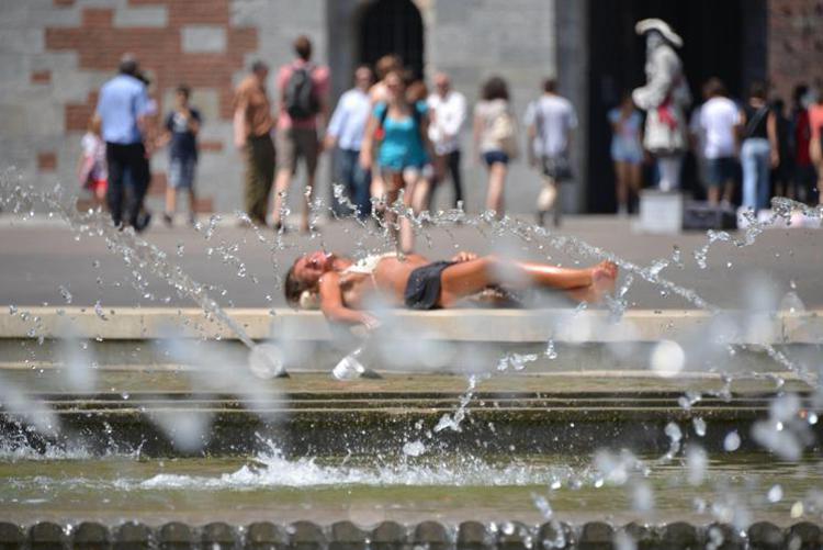 Emergenza caldo, oggi 16 città da “bollino rosso”: Bologna, Bolzano, Brescia, Campobasso, Firenze, Frosinone, Genova, Latina, Milano, Perugia, Rieti, Roma, Torino, Trieste, Verona e Viterbo