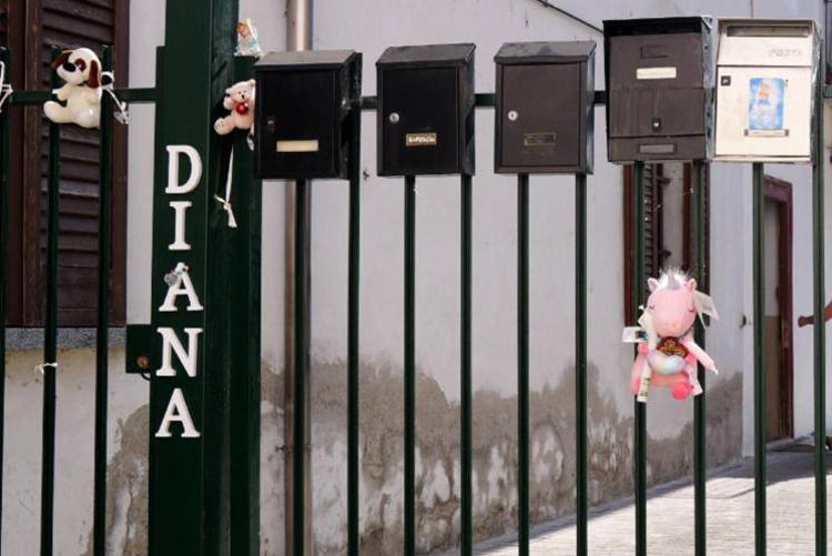 San Giuliano Milanese: oggi i funerali della piccola Diana lasciata morire per stenti dalla madre
