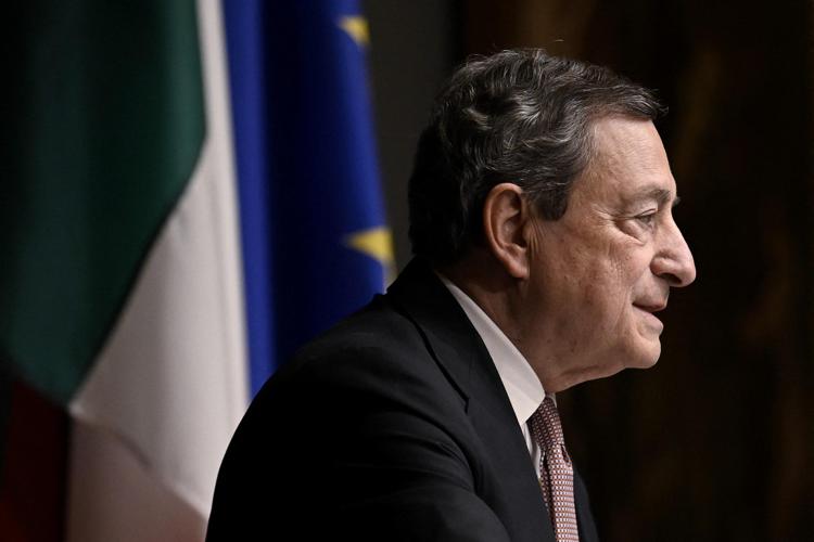 Dimissioni Draghi, per il NYT “Il momento d’oro di stabilità dell’Italia è sembrato improvvisamente sull’orlo del caos”