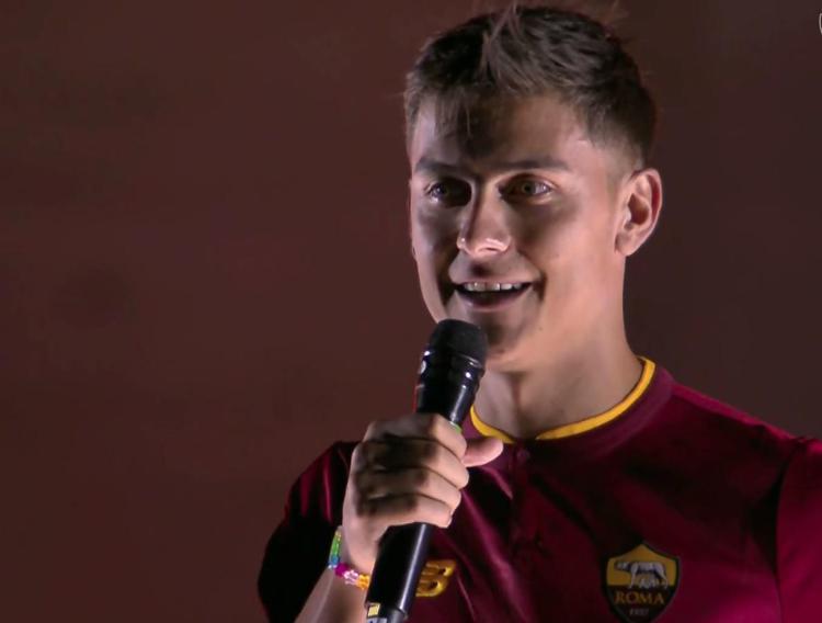 Calcio, Roma in delirio per Paulo Dybala: migliaia di tifosi all’Eur