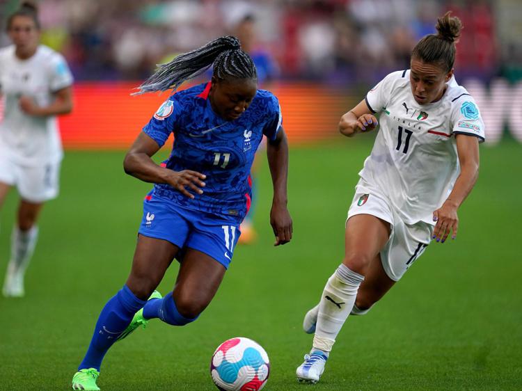 Calcio, l’Italia femminile travolta 5 a 1 dalla Francia
