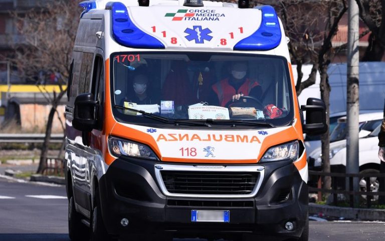 Rho (Milano), scontro tra un’auto e un monopattino: muore un 20enne