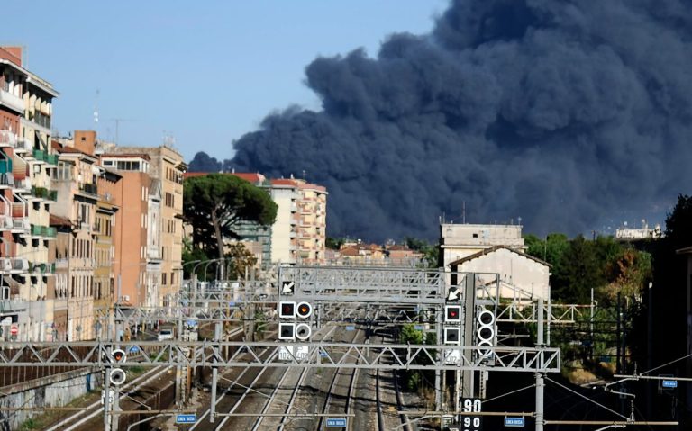 La Procura di Roma apre un’inchiesta sulle cause dal vasto incendio di ieri al Casilino: “Nessuna pista esclusa”