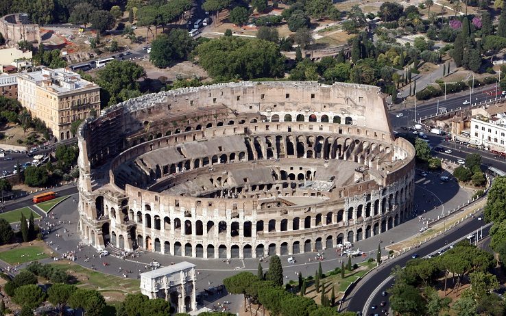 Roma, turista incide le proprie iniziali su un muro esterno del Colosseo: è stata denunciata