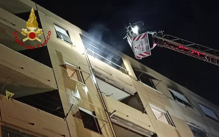 Roma, incendio a Tor Bella Monaca: otto persone intossicate in un palazzo