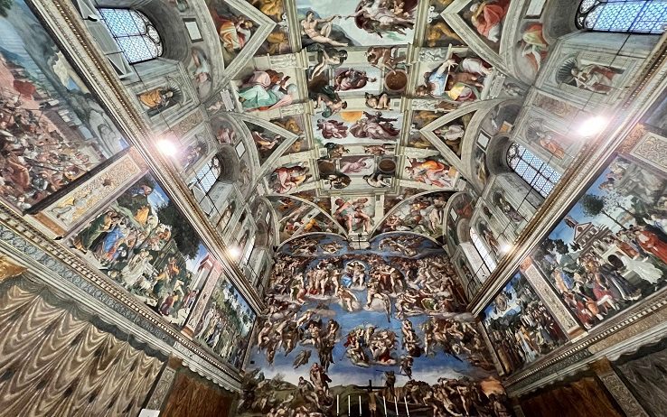 Roma, l’estasi della star Russell Crowe in visita alla Cappella Sistina