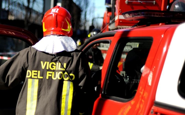 Roma, incendio di sterpaglie nella zona di Castel Campanile a Fiumicino