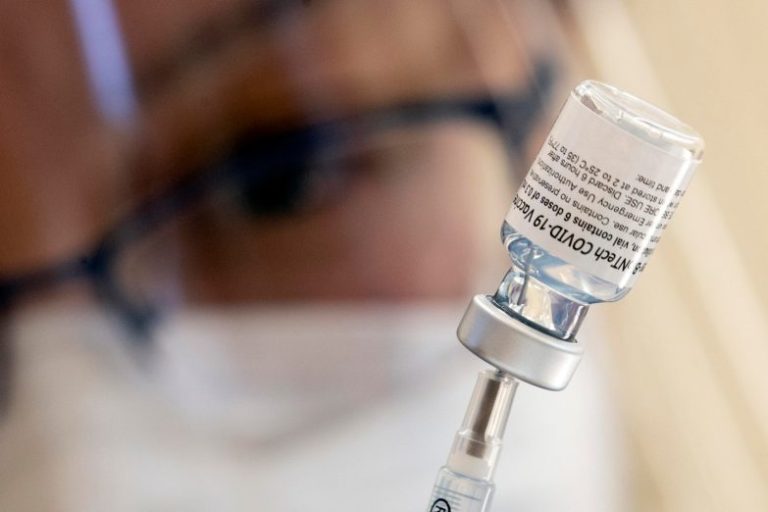 Covid, Pfizer e BioNTech hanno annunciato di avere completato la procedura di richiesta per un vaccino aggiornato