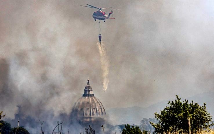 Roma, per i roghi nella Capitale la Procura ha aperto un’inchiesta per incendio boschivo colposo
