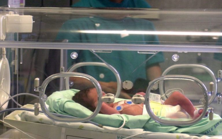 Roma, ha dato alla luce le sue due figlie gemelle in auto mentre il marito la stava accompagnando in ospedale
