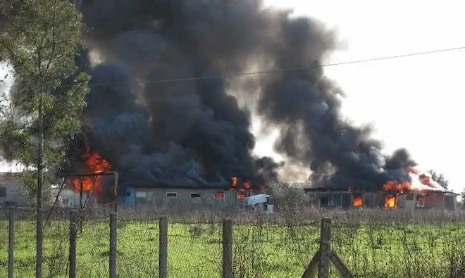 Borgo Montello (Latina), evacuato il campo nomadi devastato dalle fiamme