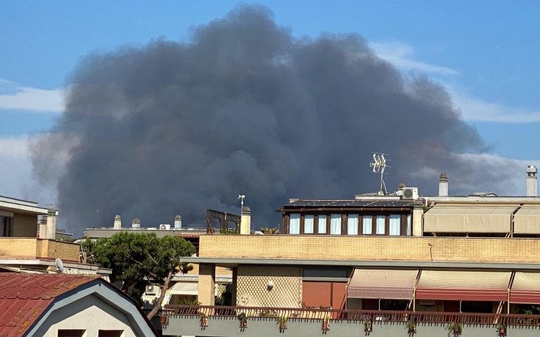 Castel Fusano: vigili del fuoco impegnati per spegnere il rogo nei pressi del Camping Roma Capitol