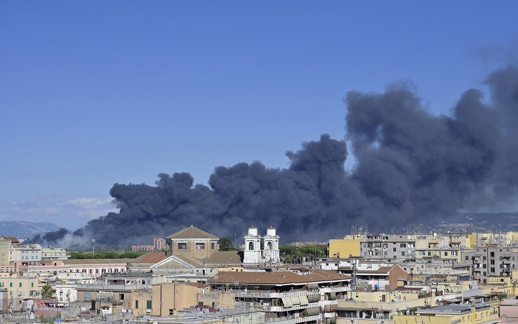 Roma, grosso incendio al Casilino: al lavoro i vigili del fuoco per spegnere le fiamme
