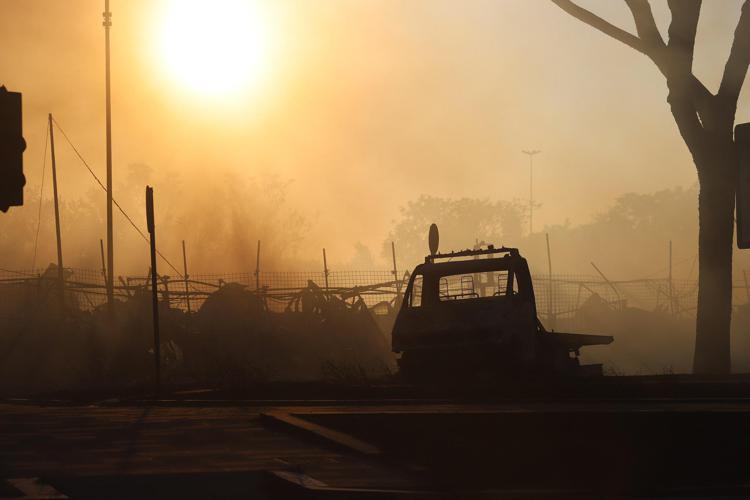 Roma, dopo una notte di lavoro i vigili del fuoco hanno domato le fiamme al Casilino