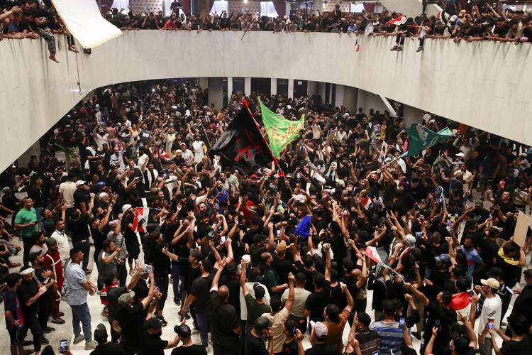 Iraq: i sostenitori del leader sciita Moqtada Al Sadr hanno preso d’assalto il palazzo del Parlamento a Baghdad