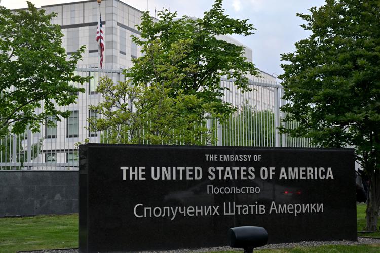 L’ambasciata Usa a Kiev: “Gli americani lascino immediatamente l’Ucraina”