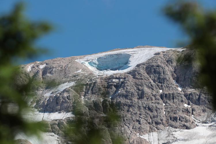 Tragedia della Marmolada: riprese stamane le ricerche con droni ed elicotteri, i dispersi sono 13