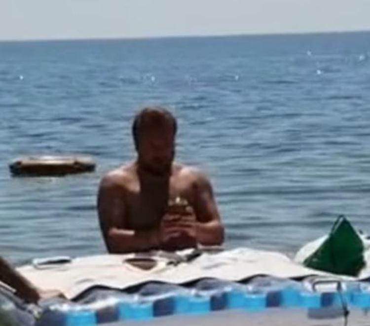 Celebra la messa sul materassino, il sacerdote don Mattia Bernasconi indagato dalla Procura di Crotone