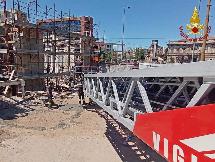 Milano, crolla l’armatura di un edificio in costruzione: feriti quattro operai