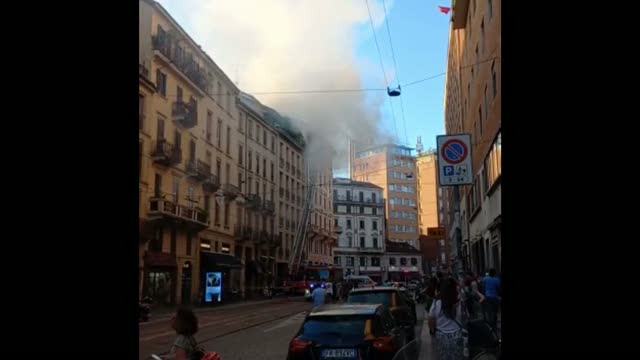 Milano, incendio in un appartamento alla Colonne di San Lorenzo