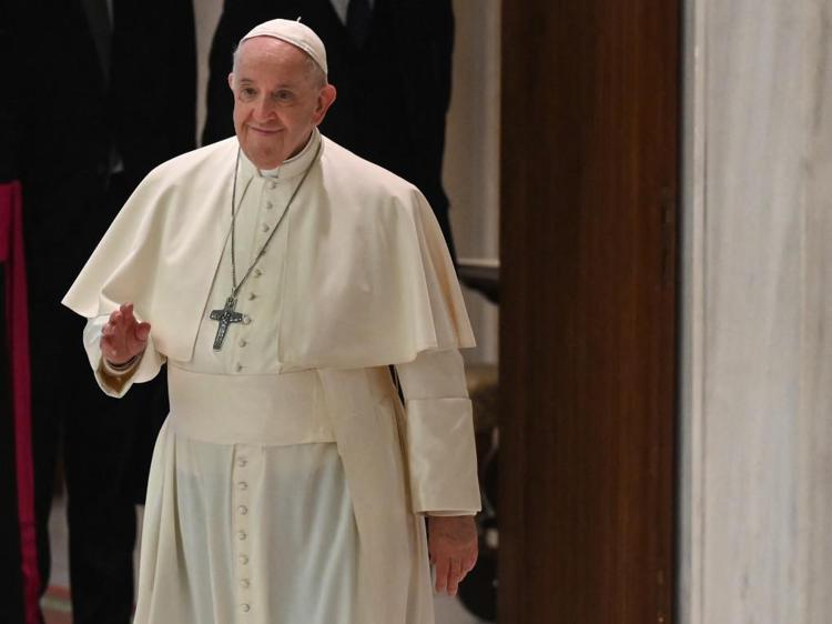 Vaticano, Papa Francesco smentisce le voci su un “presunto cancro al colon”