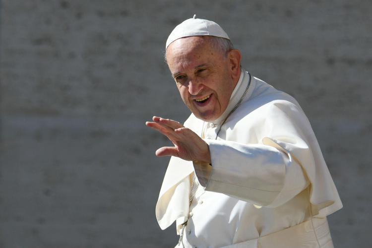 Vaticano, Papa Francesco sull’omosessualità: “Sono ingiuste le leggi che la criminalizzano”
